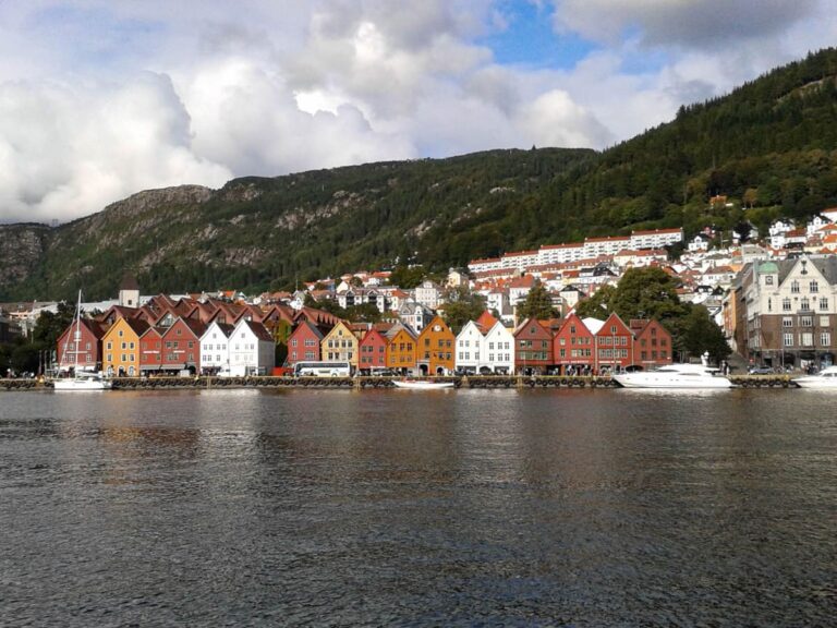 edifici multicolor nel porto di Bergen