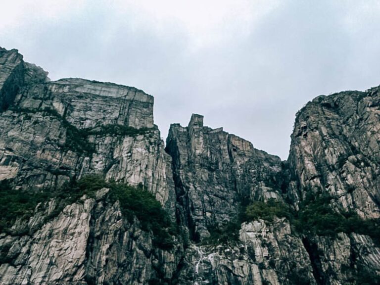 Pulpit Rock visto dal battello sul fiordo norvegese di Lysefjord