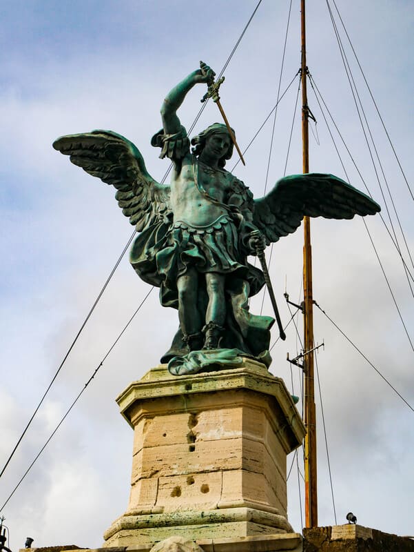 Statua di bronzo dell'Arcangelo Michele che rinfodera la spada posta in cima alla Mole Adriana