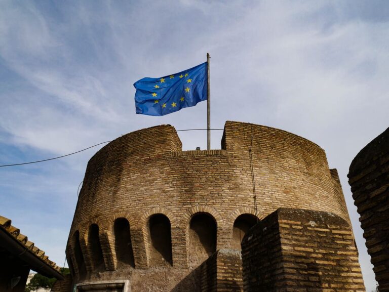 Bastione di San Giovanni con la bandiera dell'Europa che sventola a Castel Sant'Angelo