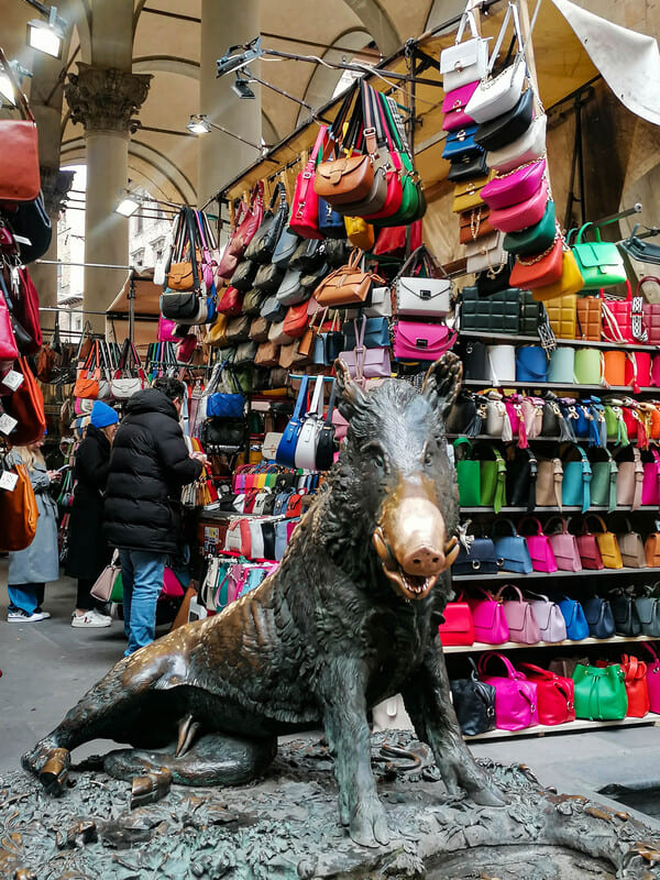 Statua del "Porcellino" accanto al Mercato Nuovo a Firenze