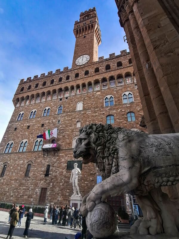 Palazzo Vecchio e la copia del David di Michelangelo in Piazza della Signoria a Firenze
