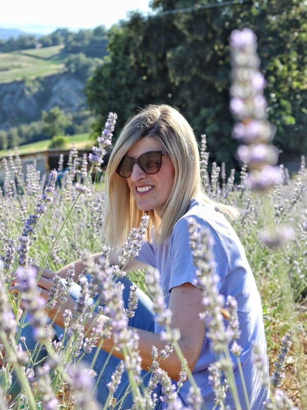 Foto di Angela nel suo campo di Lavanda